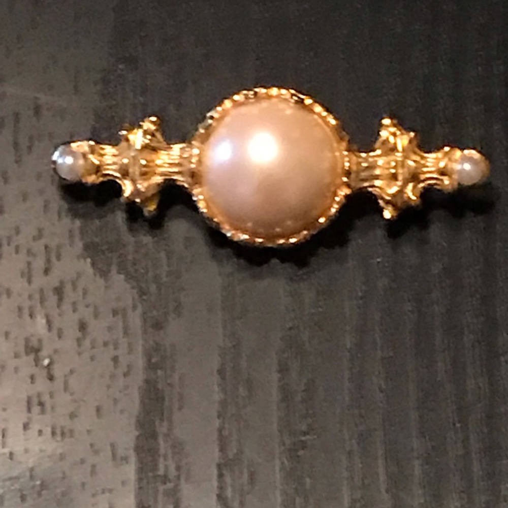 Pearl brooch Pin